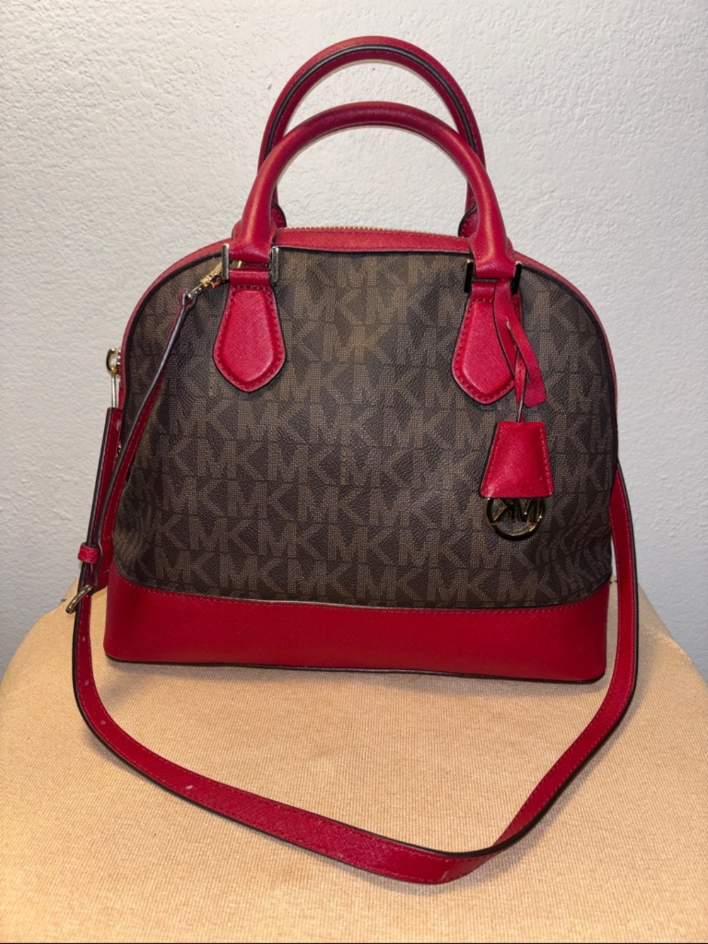 Michael Michael Kors 
SMYTHE LARGE SIGNATURE DOME SATCHEL